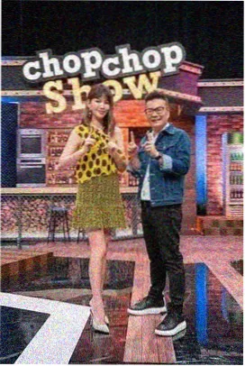 观察榜第三位格位条目缩略图，多人围坐讨论场面